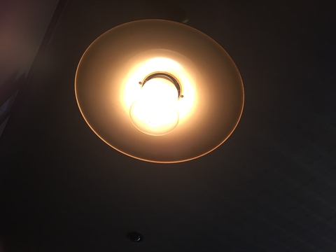 電灯の傘がなんとも渋い