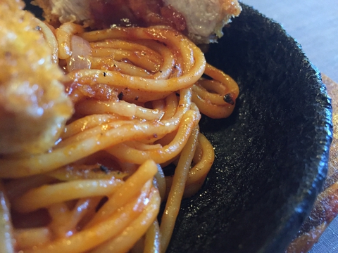 アツアツ鉄板の上のナポリタン