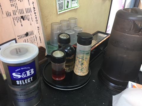 巨大なSBコショウが印象的なテーブル