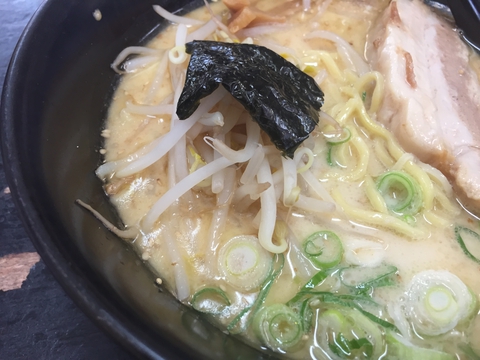 モヤシの上に海苔が浮遊のファンタジー