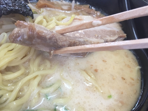 ステーキ並みの分厚さのチャーシューは味しっかり