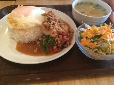 ガバオ（鶏ひき肉の辛口ガバオのせ炊き込み御飯）