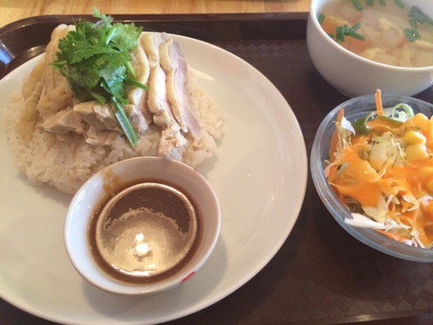 蒸し鶏のせ炊き込み御飯（バンコクチキンライス）