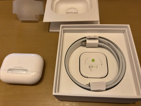 AirPodsProのイヤーチップはケース底に