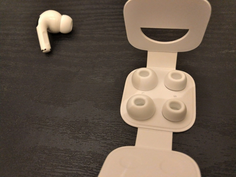 AirPodsProにはLとSのイヤーピースが付属