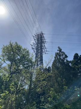 朴坂峠にある三系統交差の鉄塔