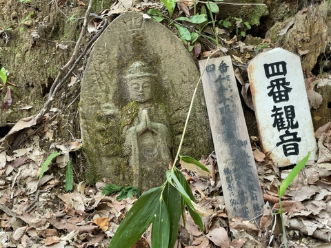 古道沿いには33体の石仏