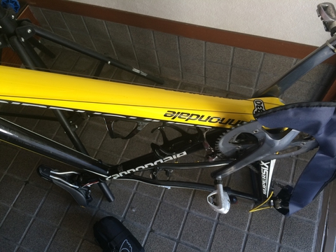 まず自転車を逆さに