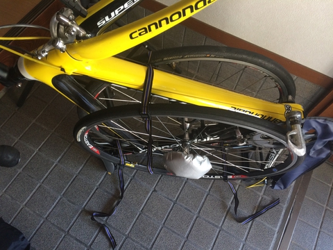 タイヤを3点でくくりつける