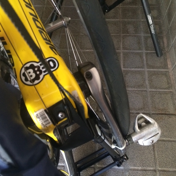 クランク付近のフレームに肩掛けを結ぶ