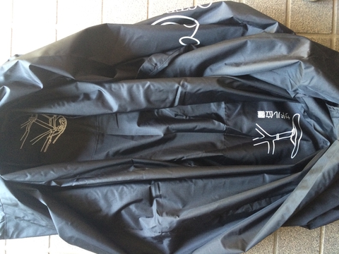 輪行袋の中にはサドルとエンドのマークがあり分かりやすい