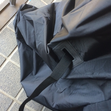 肩かけを穴から取り出す