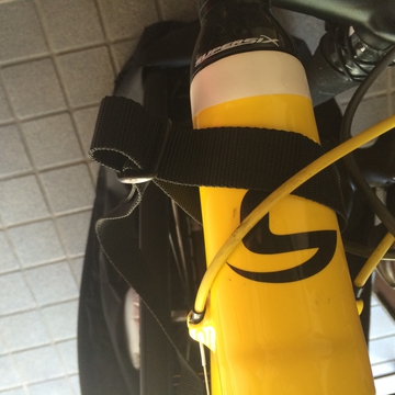 最後にハンドル周辺に肩掛けを結ぶ