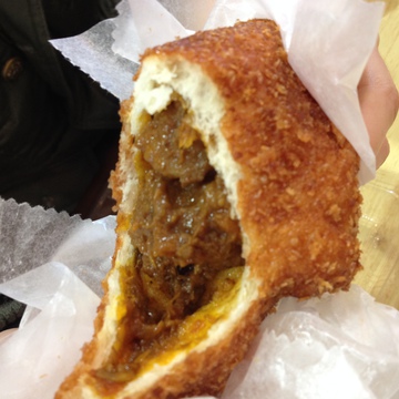 一番人気ゴロゴロ牛肉カレーパン170円