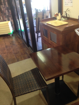 4席ある売り場と隔離されたイートイン