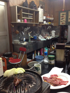掛け流しの香ばしい煙が漂う店内。これだ。