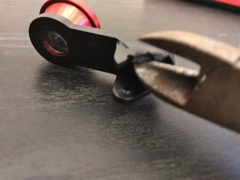 クリップの片方は不要なのでニッパーで折ってしまう