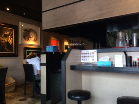 まるでバーの様な店内