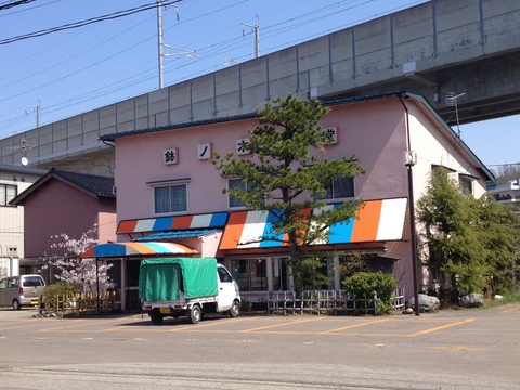 立派な松の木が目印