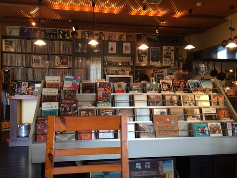 中央にCD棚でまるでレコード店