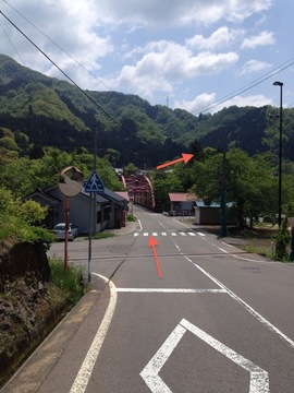 赤い橋を超えたら国道157号へ戻り