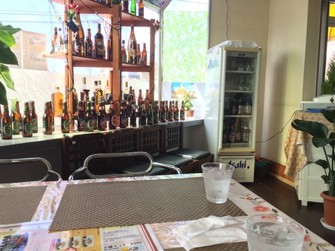 見たことのない瓶が並ぶ