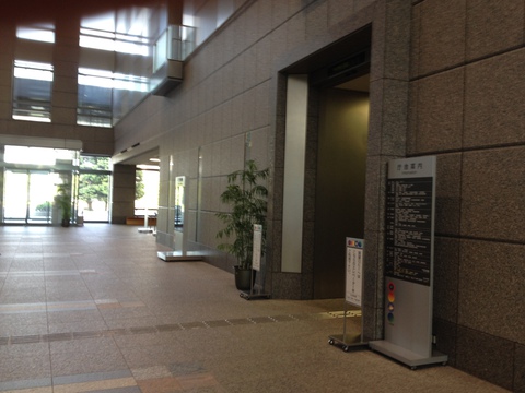 入り口からエレベーターで19階へ