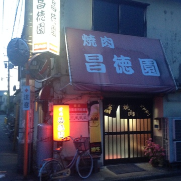 店構え。駐車場は向かいの月極の一部に