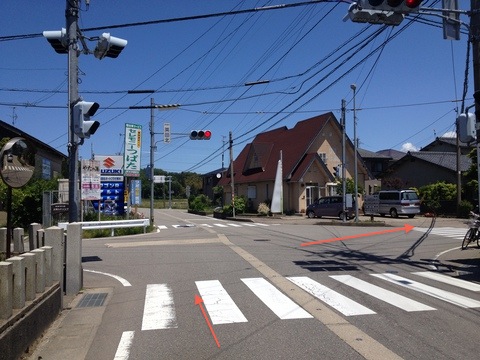 県道221号線。やたの湯の看板が目印