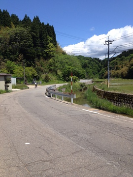 川沿いのワインディング。徐々に高度を上げる