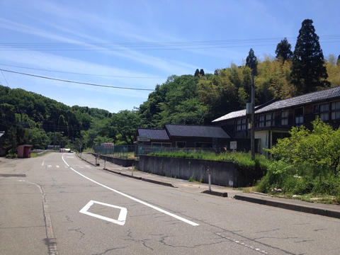 廃校跡の資料館前