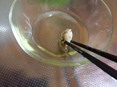 あらかじめ衣にサラダ油を浸しておく