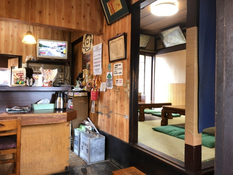 中は無垢板の暖かい雰囲気に個室風の小上がり2つ