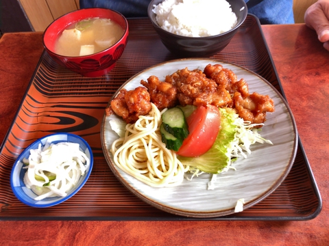 唐揚げ定食。タレが染み込んでいる