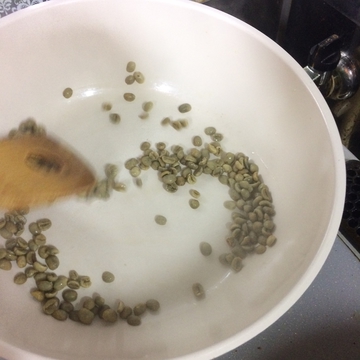 竹ヘラでかき混ぜながら加熱