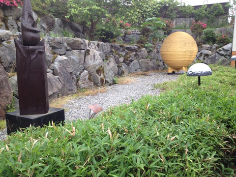 井波らしいオブジェが並ぶ庭園