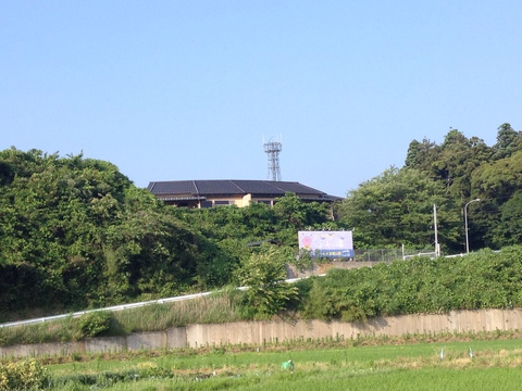 田園の中の古墳の湯