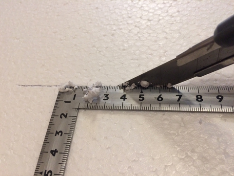 カッターで簡単に切れる（粉は掃除機で）