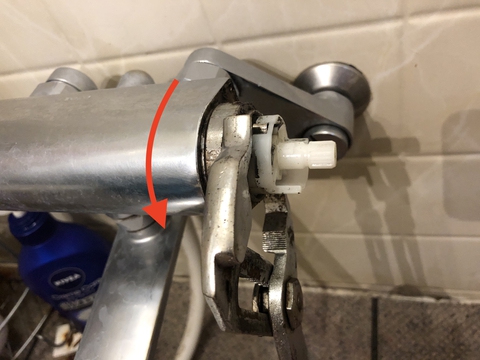 ウォーターポンププライヤーでこのナットを回す