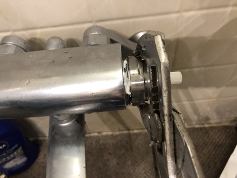 ナットを締め込む。シリコングリスをつけておいた