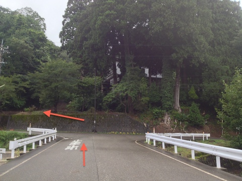 突き当たりを左へ