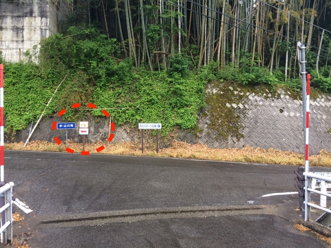 滝亭の横、内川スポーツ広場へ犀川にかかる橋のたもと
