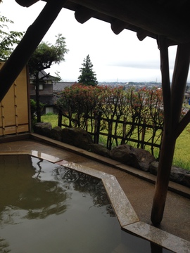 南砺市の散居村が一望できる露天