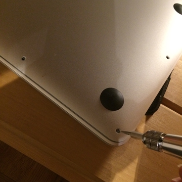 背面のネジを外す