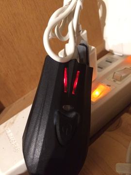 マイクロUSB充電。終わると緑に