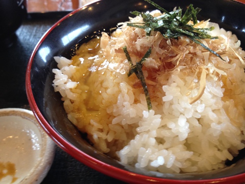 新鮮なたまごに鰹節と海苔