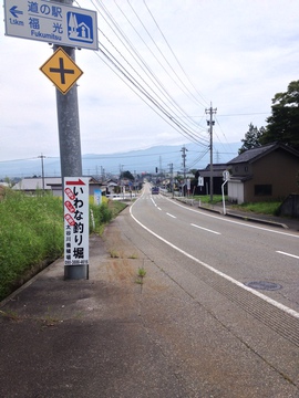 山道をぬけると福光の町並み