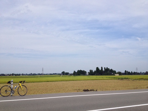 散居村の中を快走