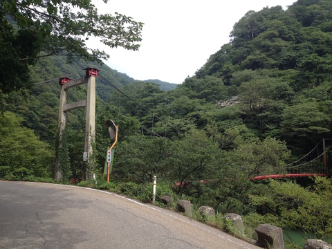 途中にある吊り橋。定員制限あり