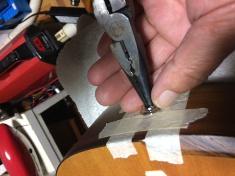 ラジオペンチを開く感じで押さえてナットを仮止め